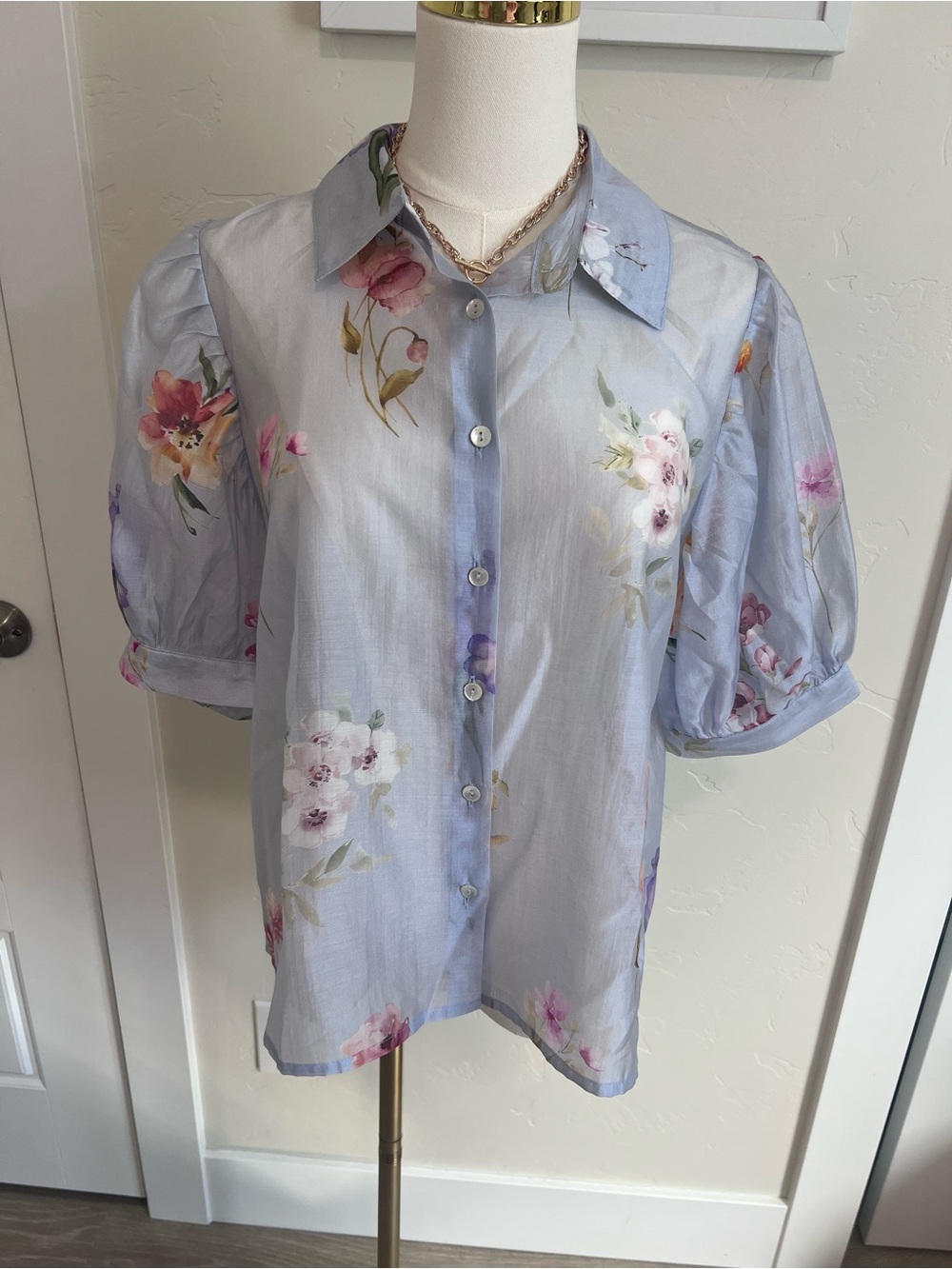 Light Blue Floral Puff-Sleeve Blouse 🌷